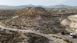 Vista aérea del cerro del Castillo con las zonas rectangulares donde se depositó la cerámica.