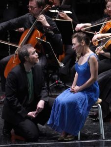 El tenor François Rougier y la soprano Sabine Devieilhe, durante el primer acto de ‘Carmen’, el miércoles en el Teatro Real.