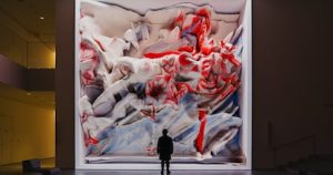 Un hombre mira una de las obras de Refik Anadol, en el MoMa, en una foto cedida por el estudio del artista.
