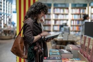 Venta de libros en una céntrica librería de la capital catalana el fin de semana previo a Sant Jordi.
