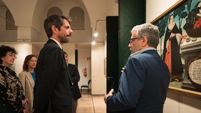 El ministro de Cultura, Ernest Urtasun (izquierda), durante una visita al Museo de América en Madrid, este lunes, en compañía del director del centro, Andrés Gutiérrez Usillos.