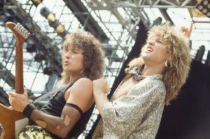 Richie Sambora y Bon Jovi en un concierto del grupo en Japón en 1984.

