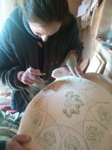 Una artesana decora una de las cerámicas hechas en Salvatierra de Barros.