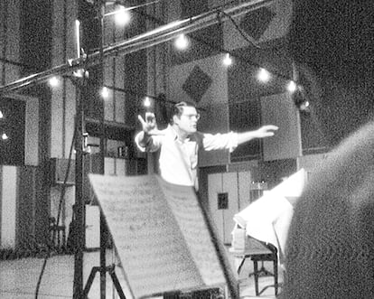 Waldo de los Ríos dirigiendo una grabación en el Estudio 1 de Hispavox en 1969.